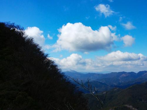 写真では見えにくいが、真っ白になった山があるけど、形からして高見山かな！？この時期であんなに白いとは、新たに雪降ったっぽい