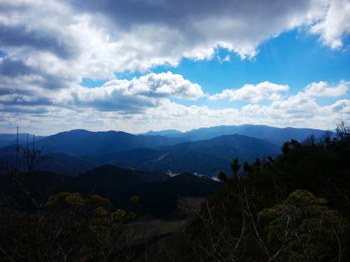 南東側の景色。どれも山の名前があるんだろうけど、わからなかった