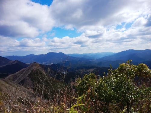 北東方面と登ってきたピークが左側に見える