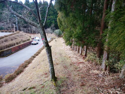 下ったところは施設で右側に回り込んで直進