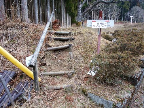大峠の登山口はこんな感じ