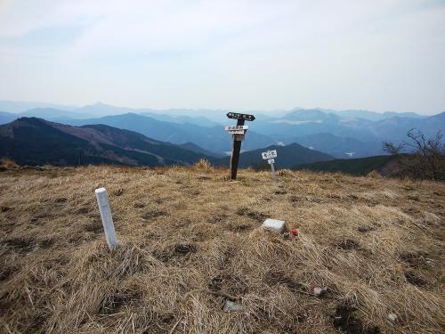 学能堂山の山頂(1021.6m)に到着。三角点もある