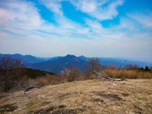 先日登った大洞山と尼ヶ岳かな。山の形からしてもっぽいけど、でかでかと見える