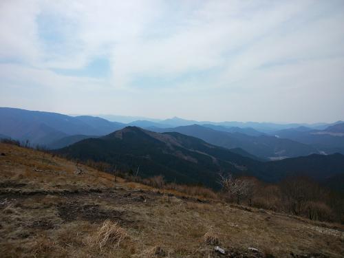 この中央左よりにある尖った山は形からして高見山かな！？存在感がかなりある