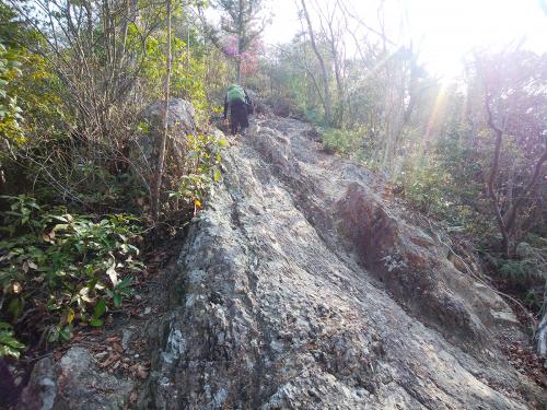 ところどころ岩場を登っていく