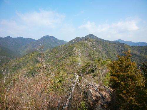 遠く七種槍と七種山が見える