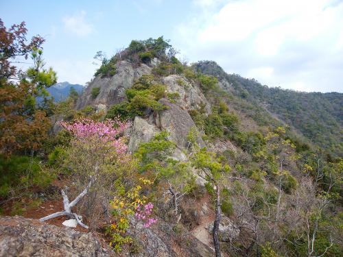 あの岩を登っていくのか