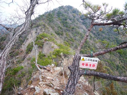 二つ目の岩場。またも滑落注意の看板