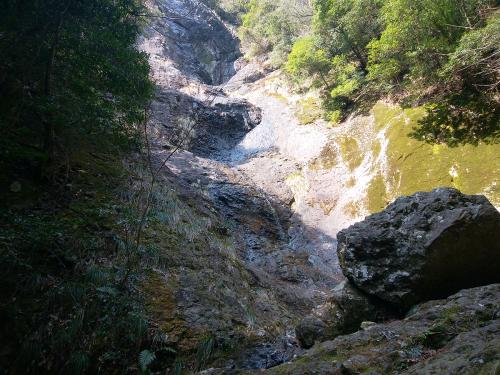 七種滝を下から撮影してみたけど、滝というよりせせらぎという感じだった